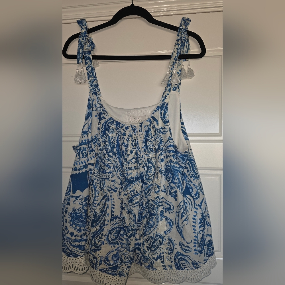 Adorable Cupio Blue And White Paisley Top Size Large